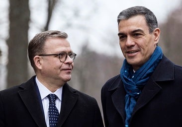 Sánchez, con su homólogo el primer ministro de Finlandia, Petteri Orpo, este miércoles en Helsinki