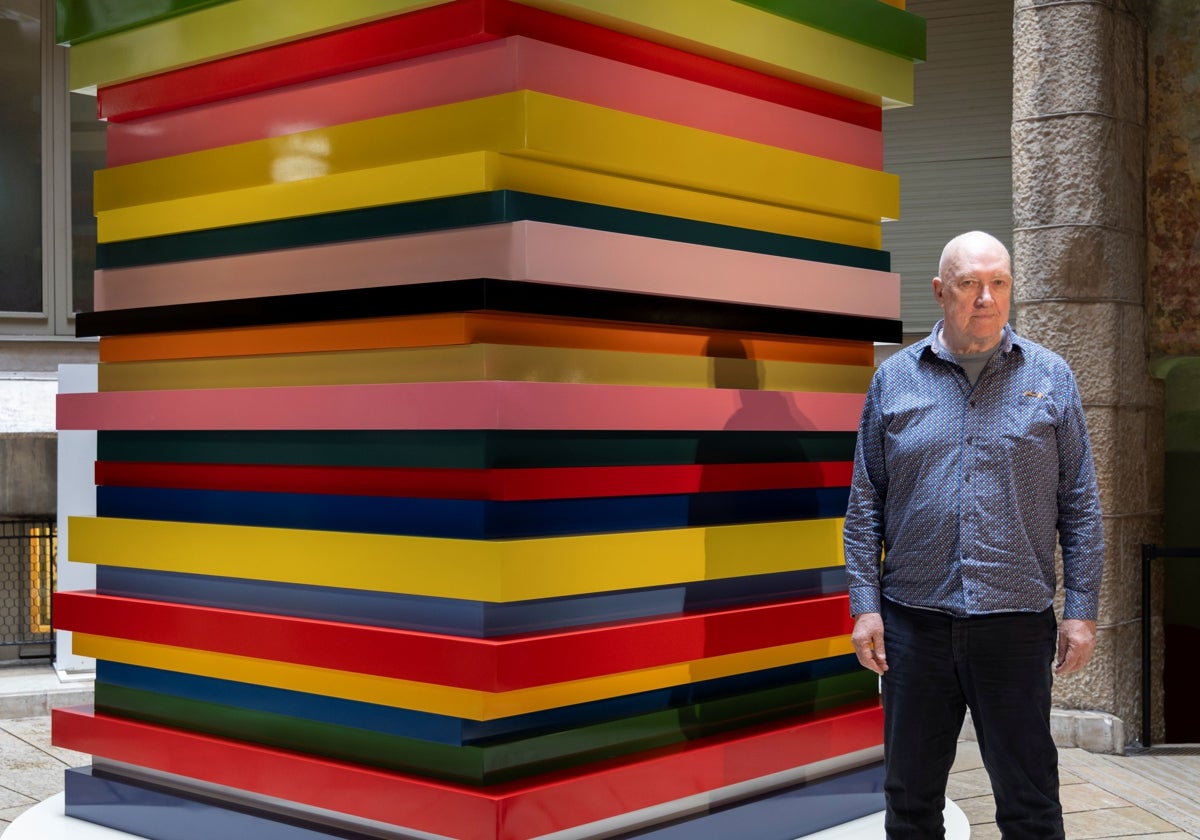 Sean Scully junto a su última escultura de 6 metros de altura que recibe a los visitantes en el patio interior de La Pedrera