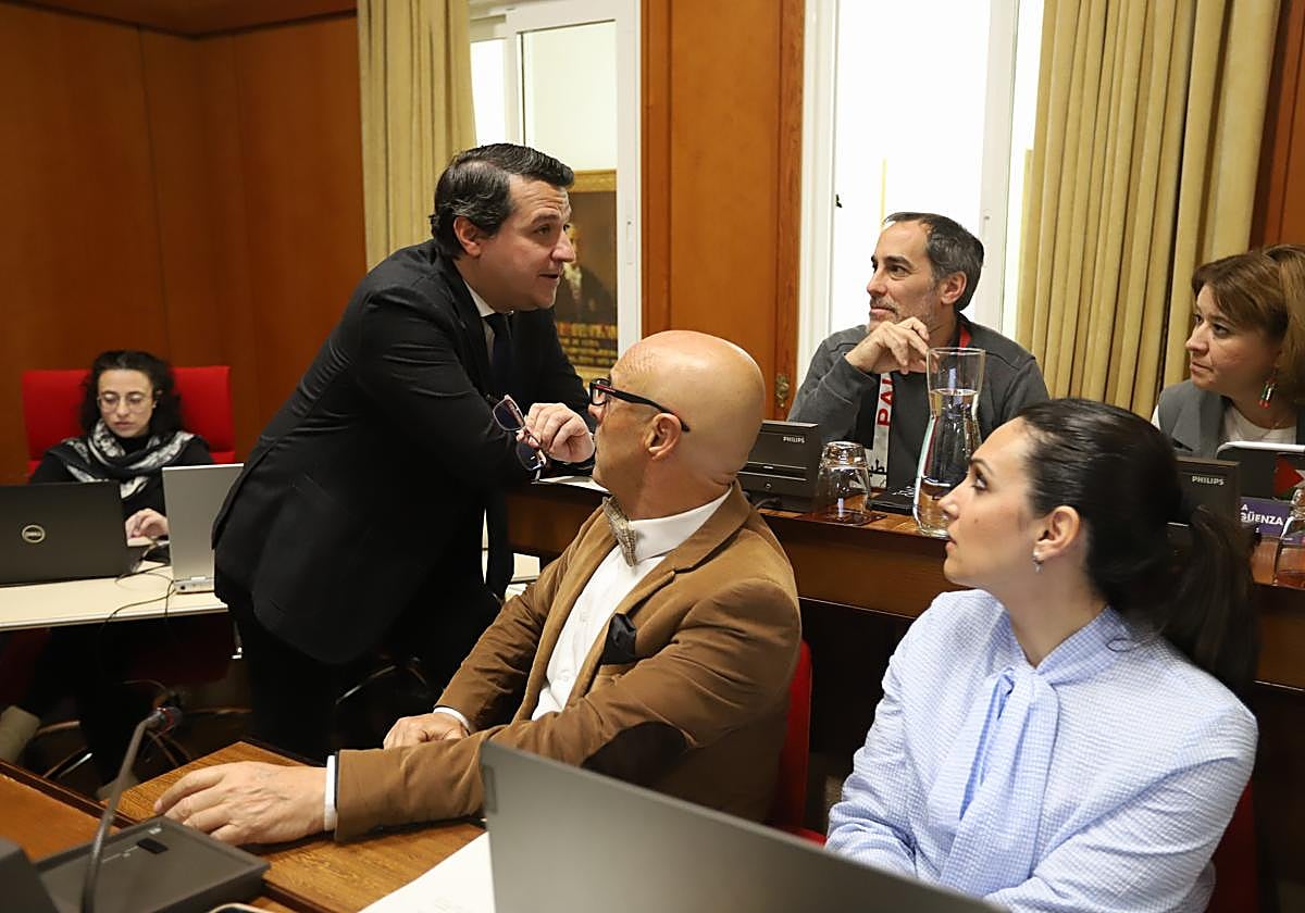 El alcalde hablar con los portavoces de Hacemos y PSOE antes de iniciarse el Pleno este jueves