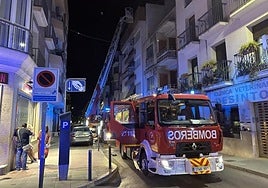 Dos heridos y un bloque desalojado por un incendio de madrugada en Lucena