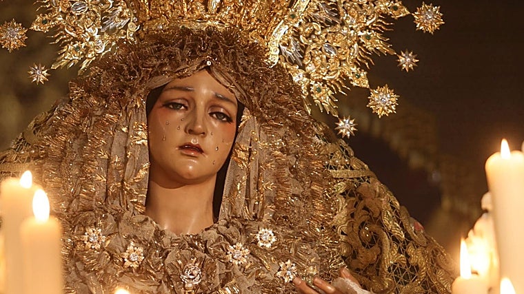 La Virgen de la Esperanza, en su paso de palio