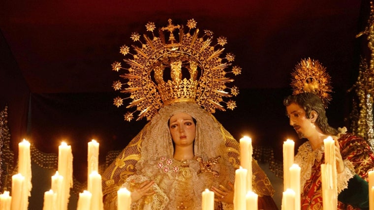 La Virgen del Amor, con San Juan en su paso de palio