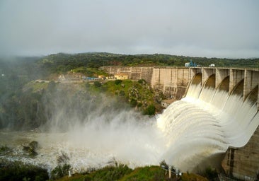 Embalse de Los Melonares en Sevilla abriendo compuertas