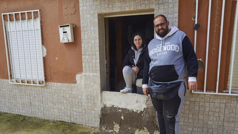 Antonio y Sheila, en la puerta de su casa