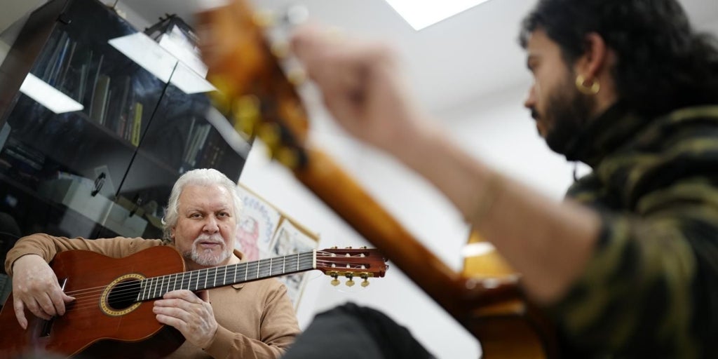 El Entri, el maestro guitarrista de Caño Roto bendecido por los grandes del flamenco