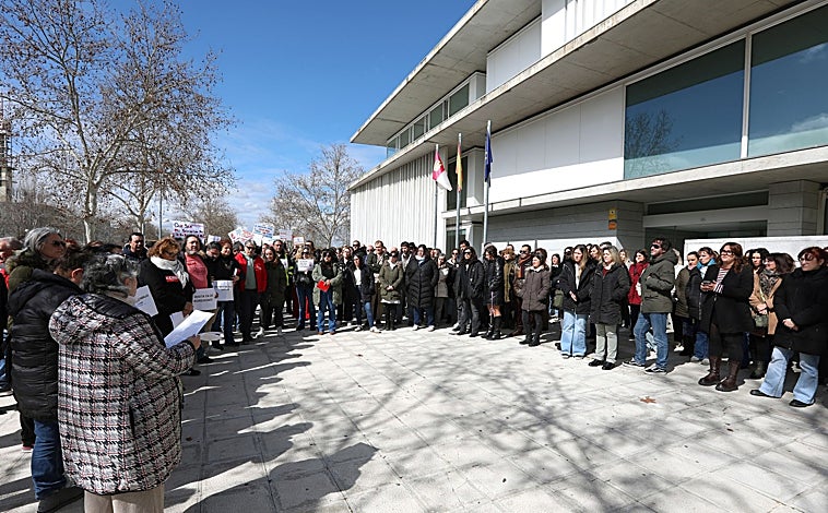 Imagen principal - Algunos de los trabajadores y representantes sindicales que se han manifestado para reclamar mejoras para los trabajadores de los centros de menores de Castilla-La Mancha
