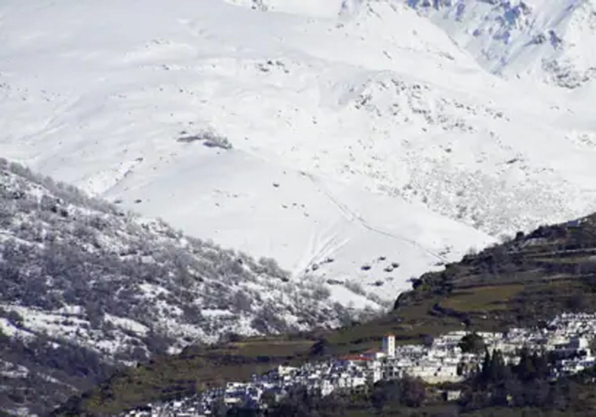 El rescate se ha producido en Capileira, que ahora está rodeada de nieve