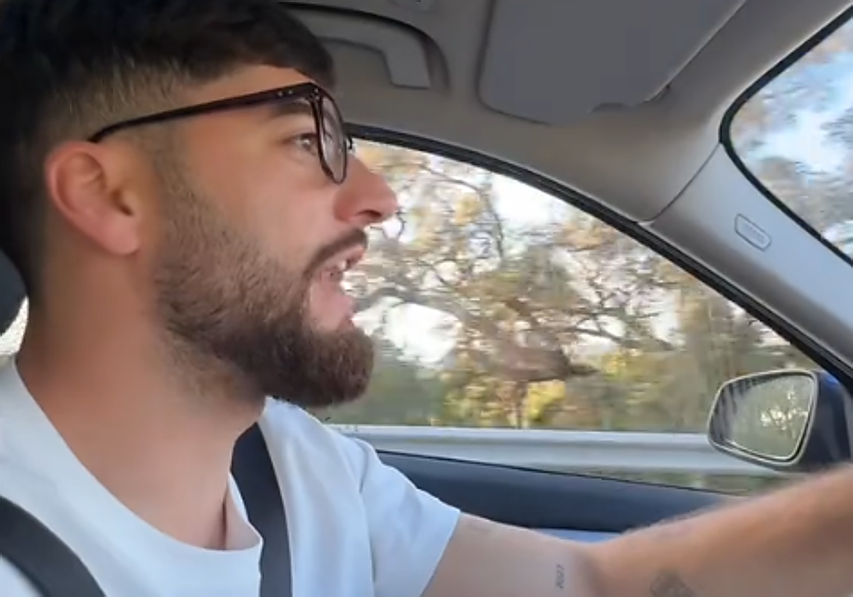 Carlos conduciendo detrás del pelotón de ciclistas