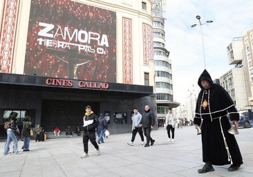 El 'Barandales' pasea con sus esquilas por la Plaza de Callao en Madrid ante la mirada de los transeúntes