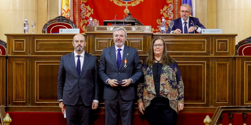 Azcón, premiado con la Medalla a la Dignidad por la Asociación de Víctimas del Terrorismo