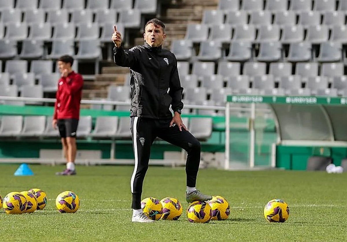 Iván Ania da instrucciones a los suyos durante un entrenamiento