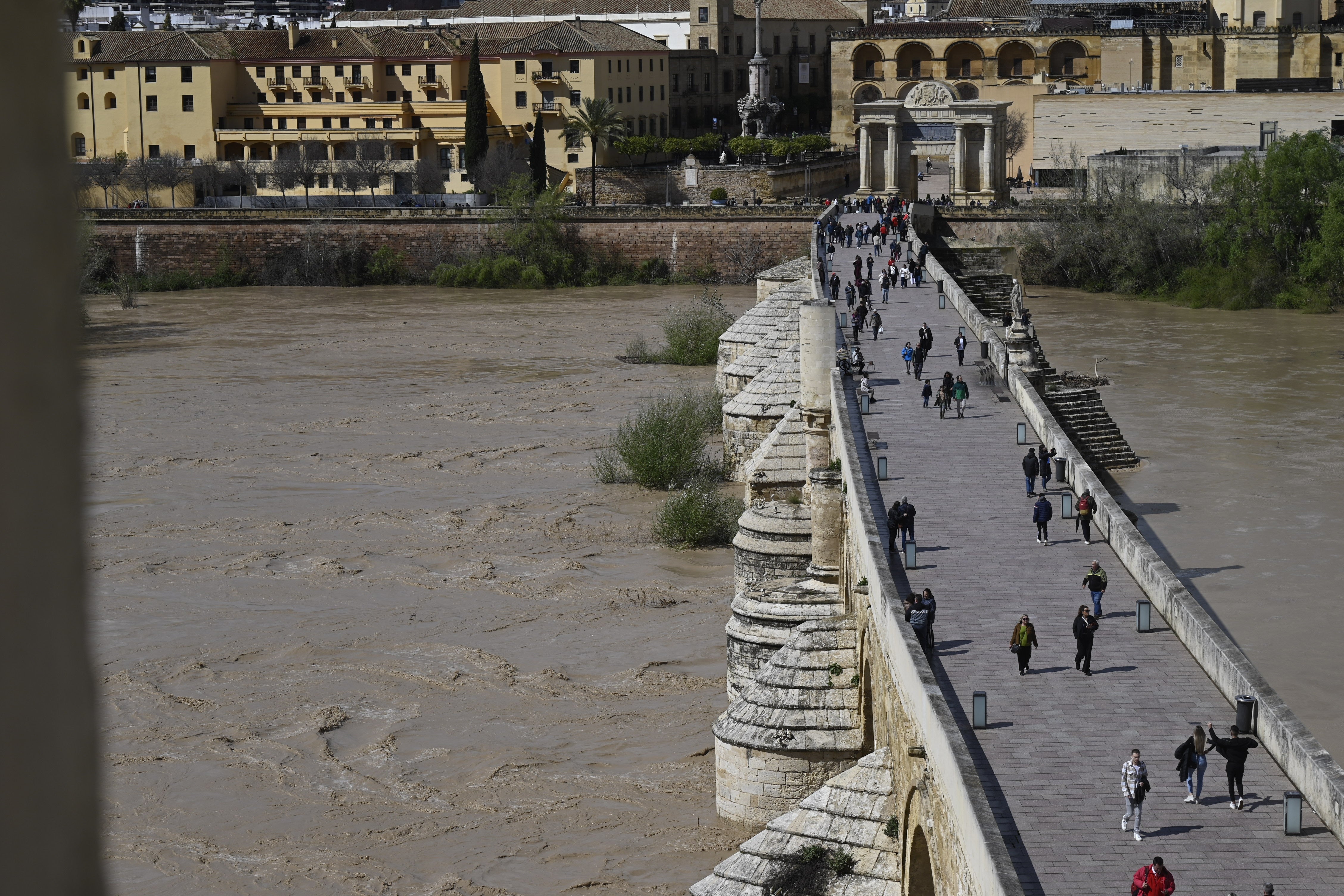 La inquietante crecida del río Guadalquivir a su paso por Córdoba, en imágenes