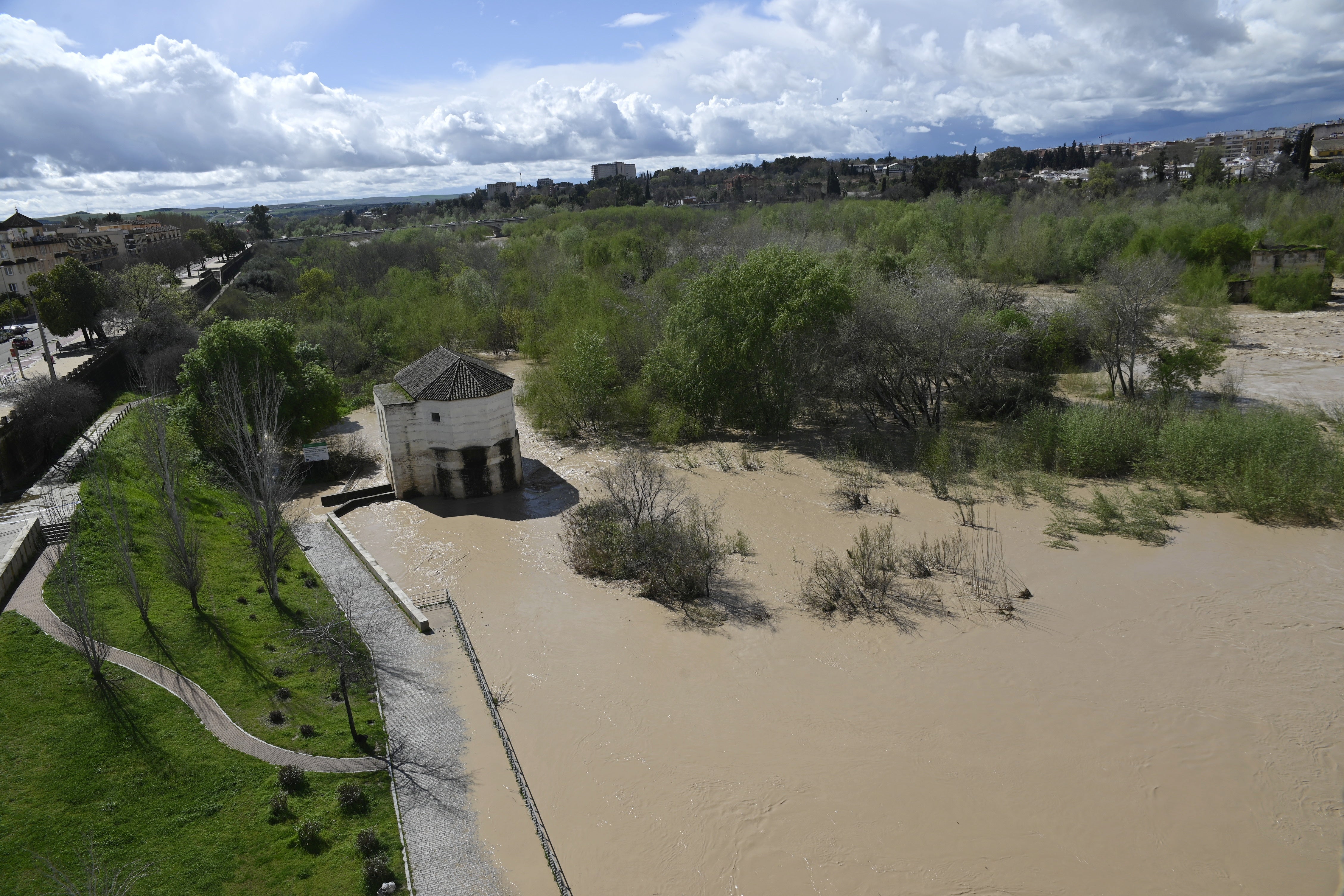 La inquietante crecida del río Guadalquivir a su paso por Córdoba, en imágenes