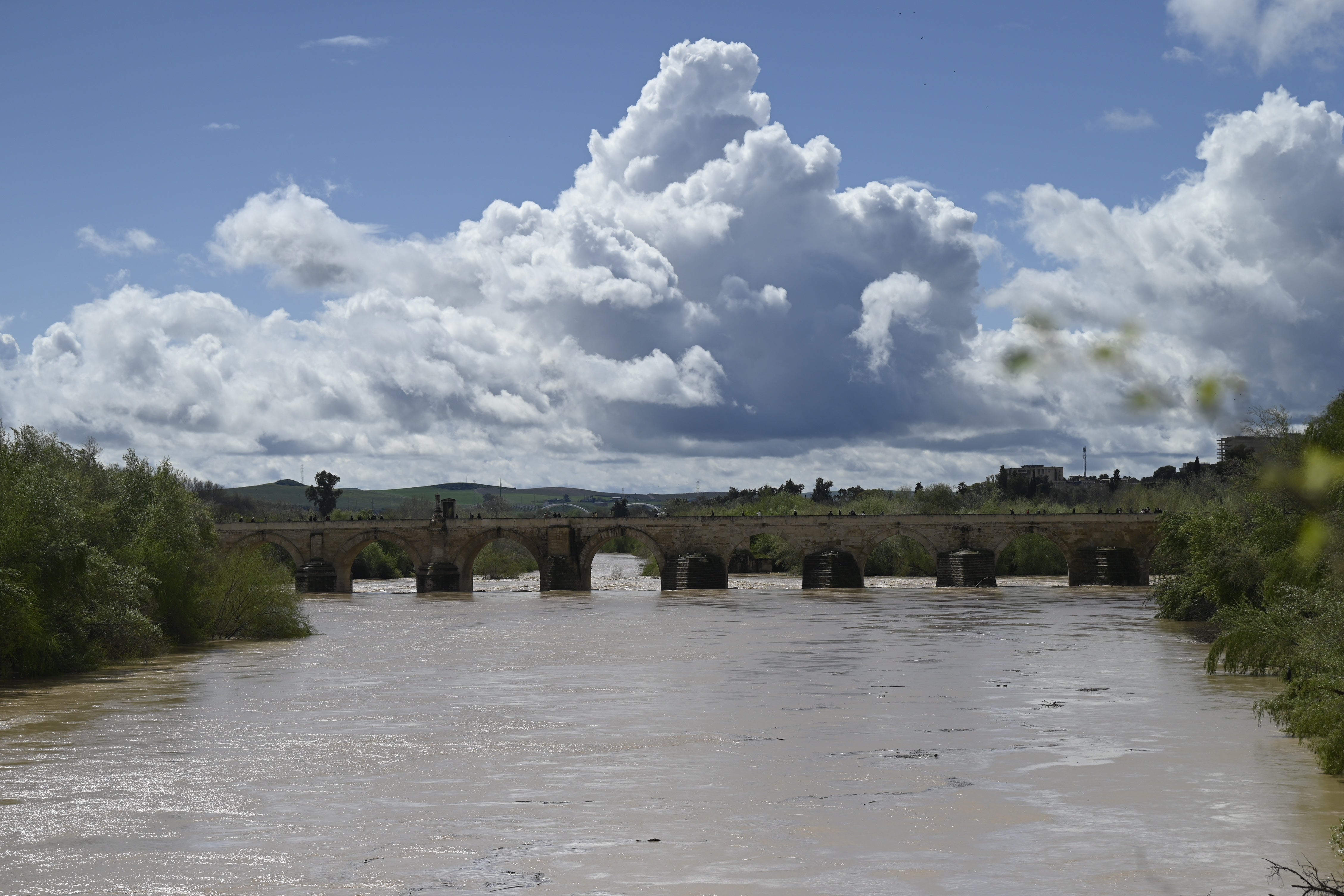 La inquietante crecida del río Guadalquivir a su paso por Córdoba, en imágenes