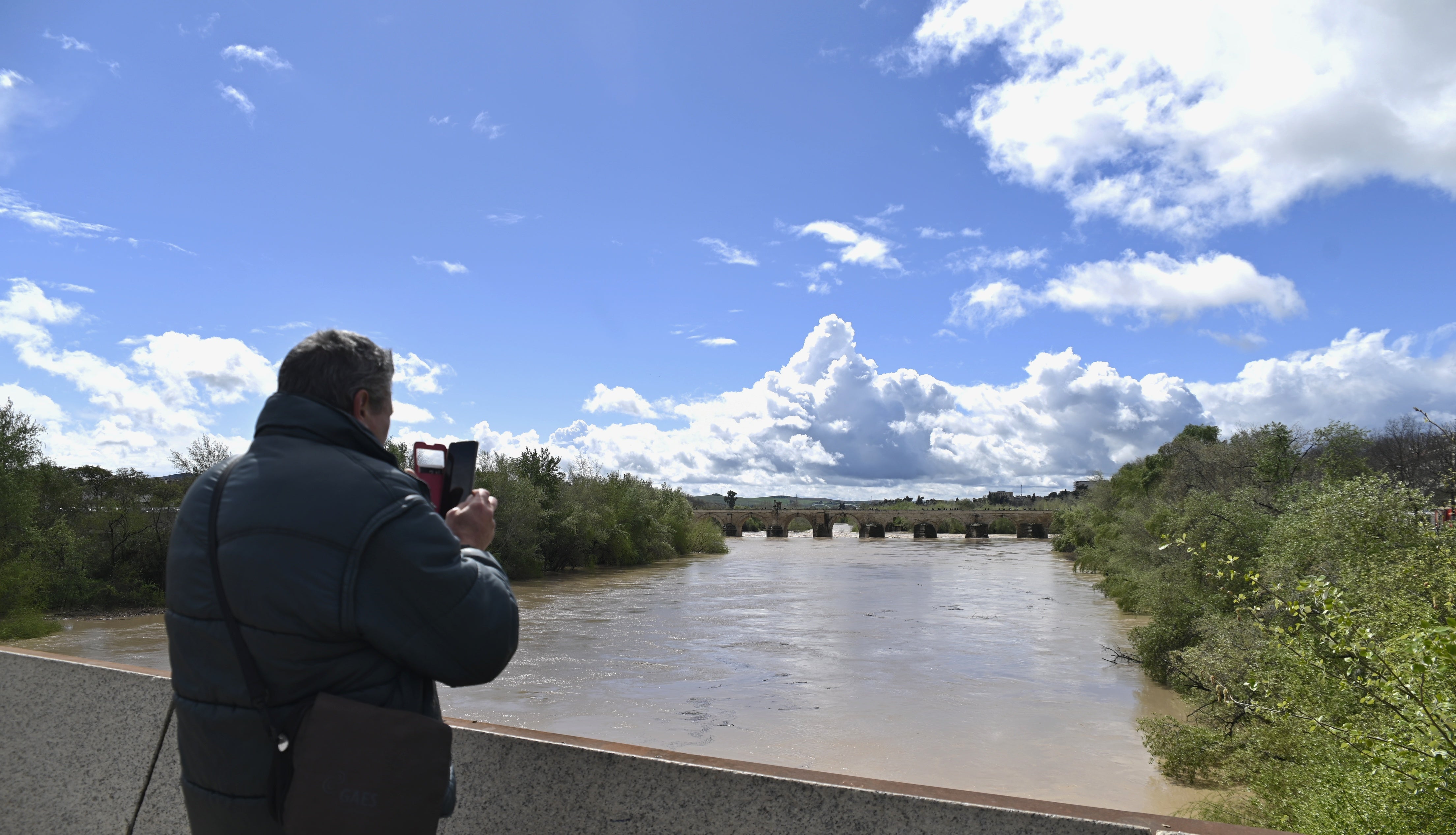 La inquietante crecida del río Guadalquivir a su paso por Córdoba, en imágenes