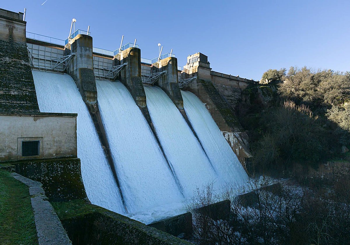 Uno de los pantanos que desembalsa agua ante una situación de total capacidad de aforo