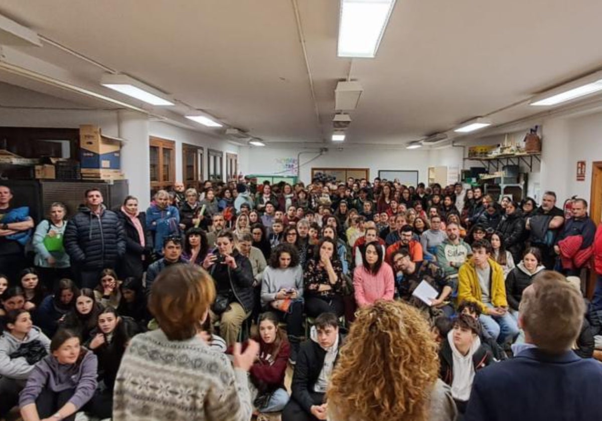 En la imagen de archivo, una de las múltiples reuniones que ha mantenido Educación con familias y representantes políticos del valle