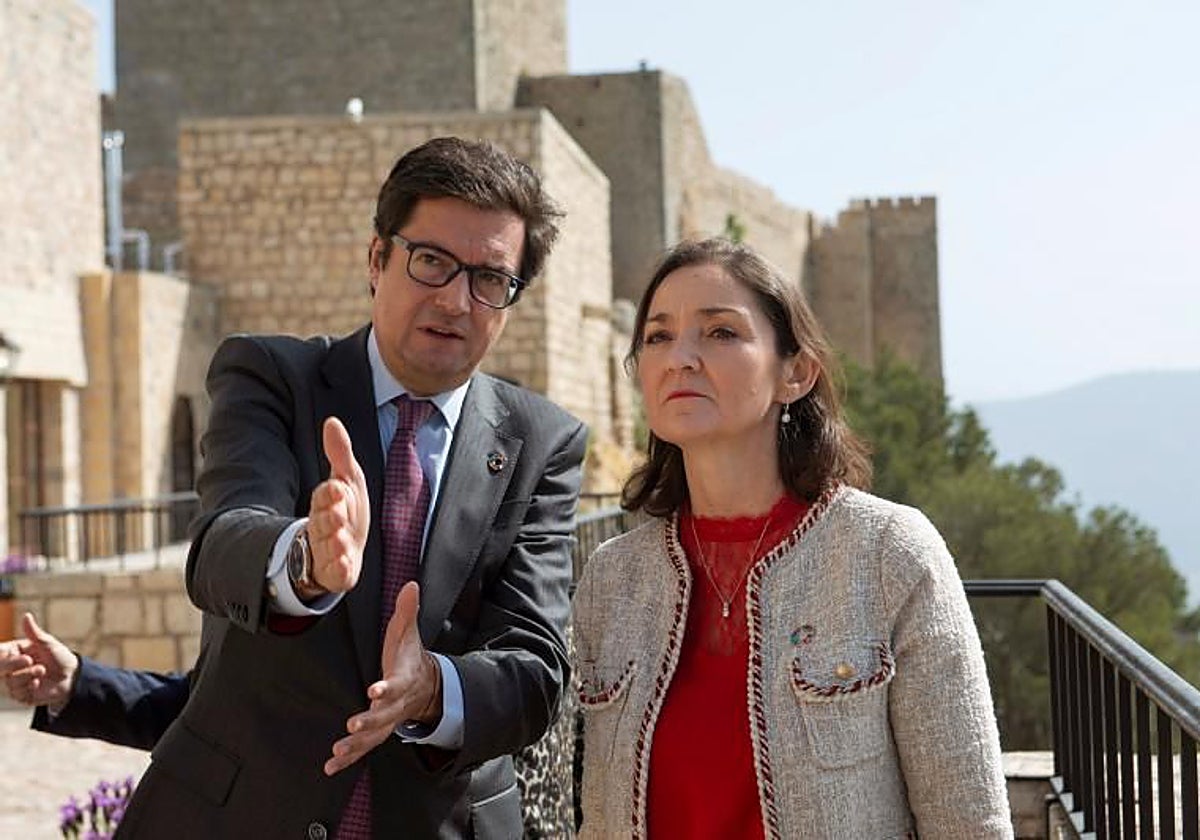 Reyes Maroto, junto al secretario general del PSOE de Madrid, Óscar López