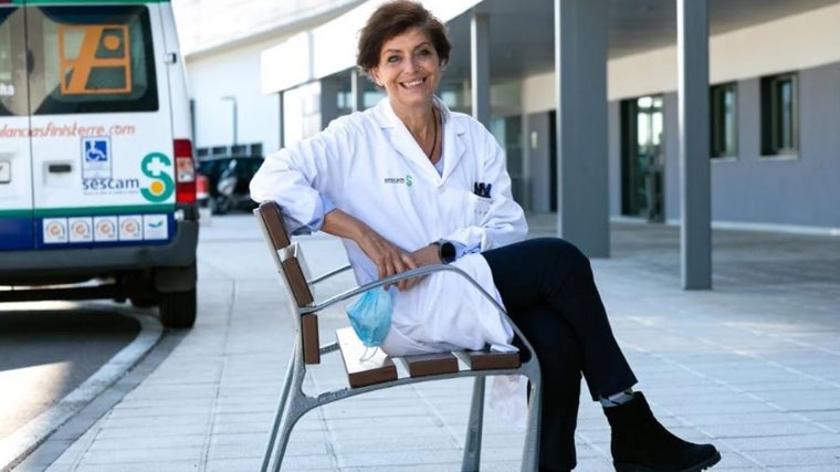 La doctora Natividad Laín, a la puerta del Hospital Universitario de Toledo