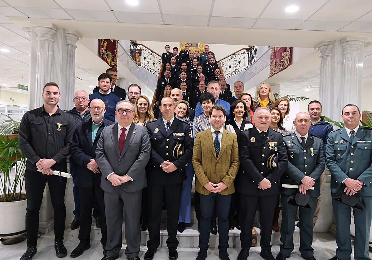 El alcalde de la localidad de la Subbética, en el centro de la imagen