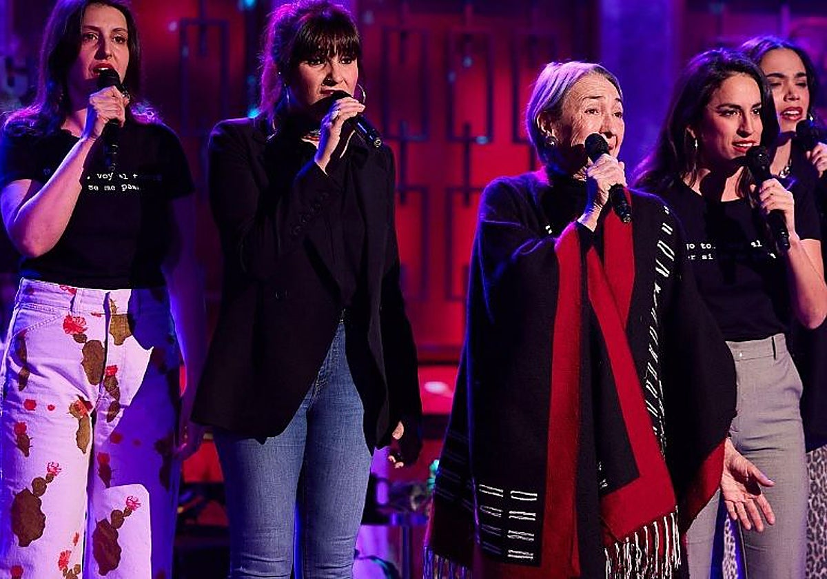 Rozalén canta 'La Llorona' junto a sus compañeras de 'Chavela' en el programa de David Broncano