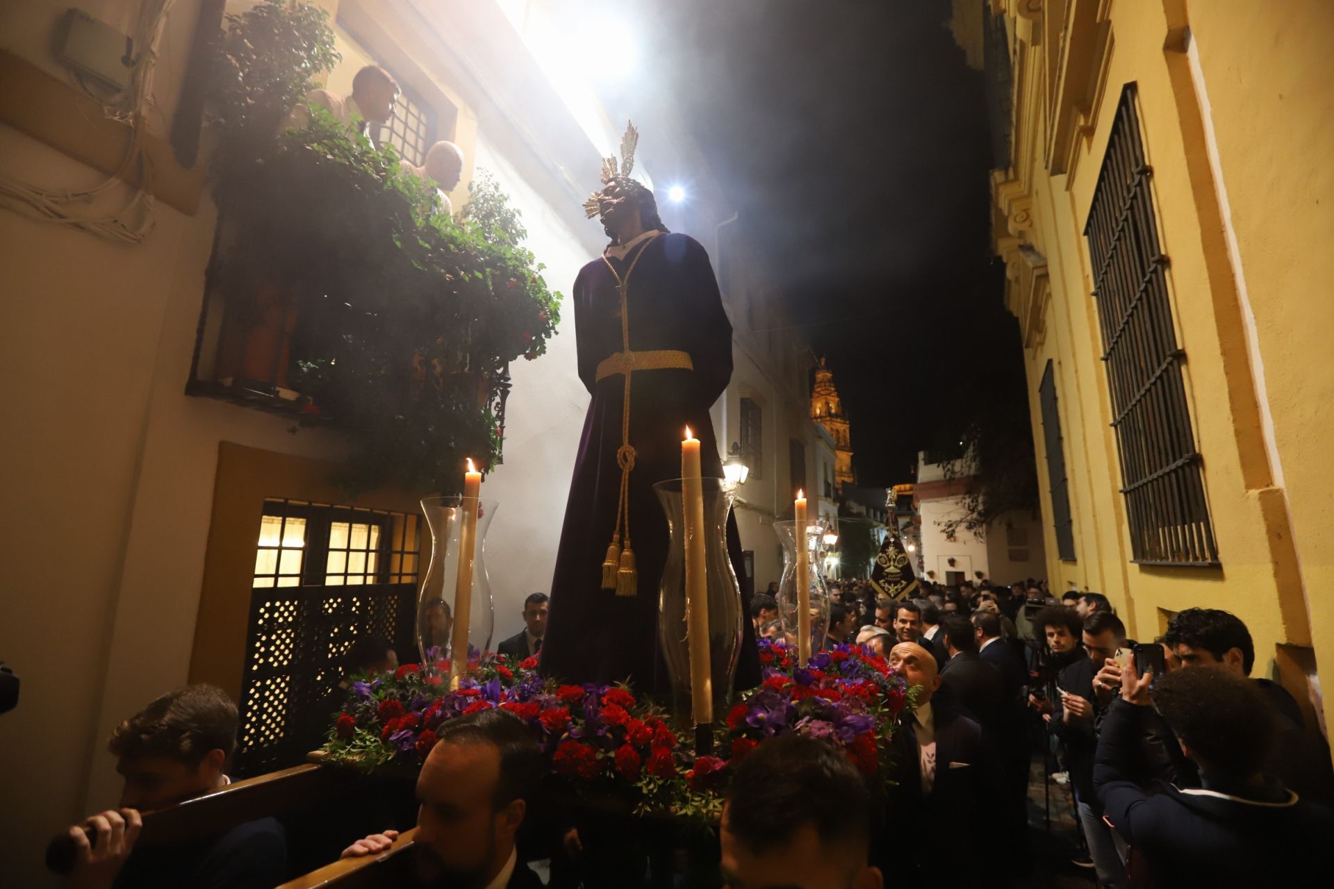 El traslado del Señor del Perdón a la Trinidad por las calles de la Judería de Córdoba, en imágenes
