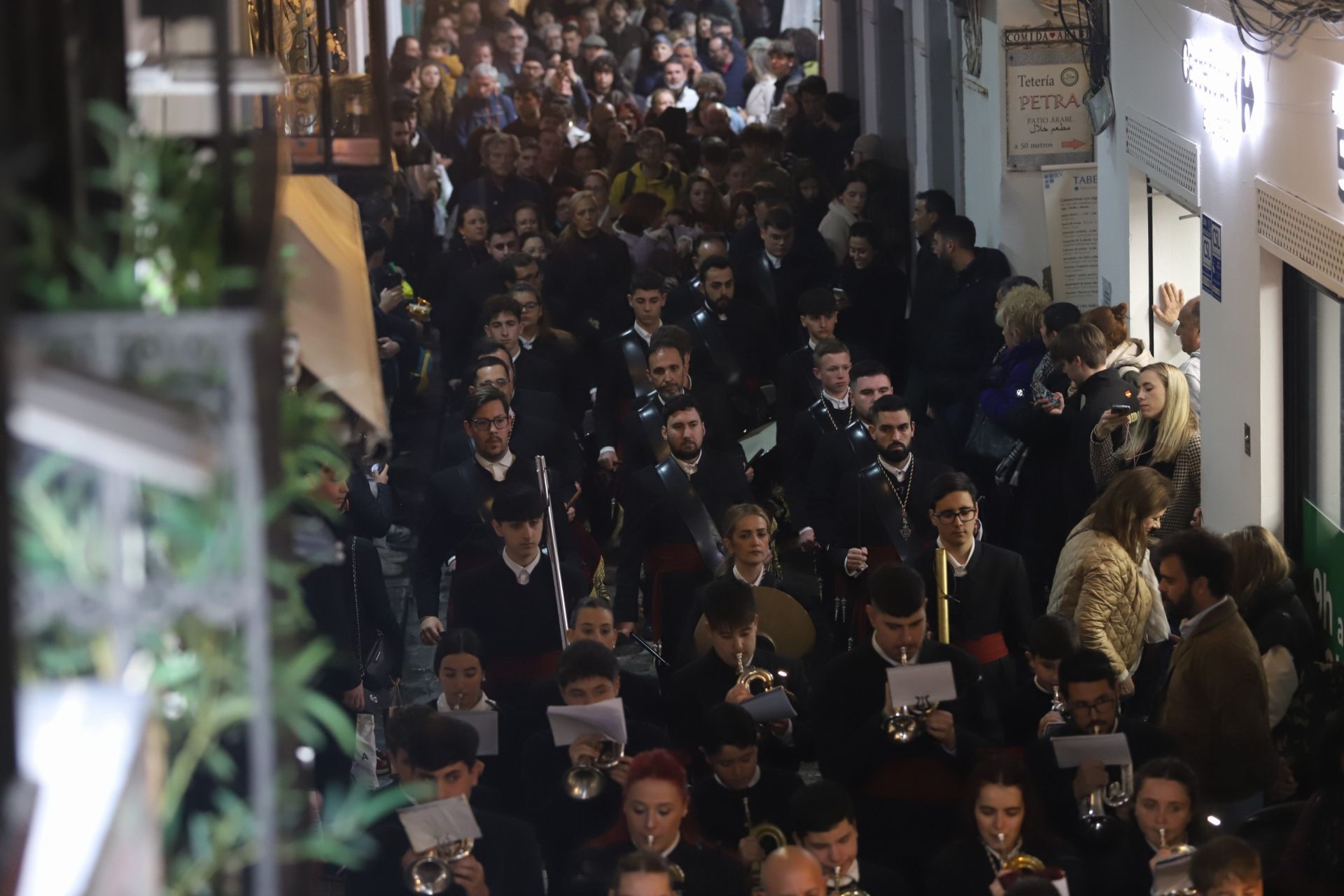 El traslado del Señor del Perdón a la Trinidad por las calles de la Judería de Córdoba, en imágenes