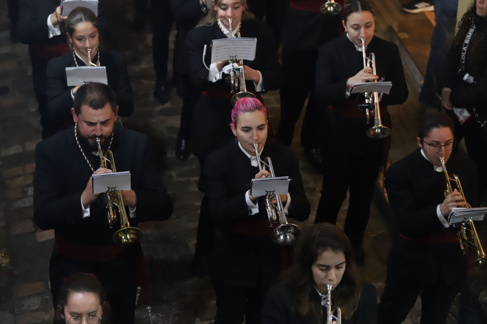 El traslado del Señor del Perdón a la Trinidad por las calles de la Judería de Córdoba, en imágenes