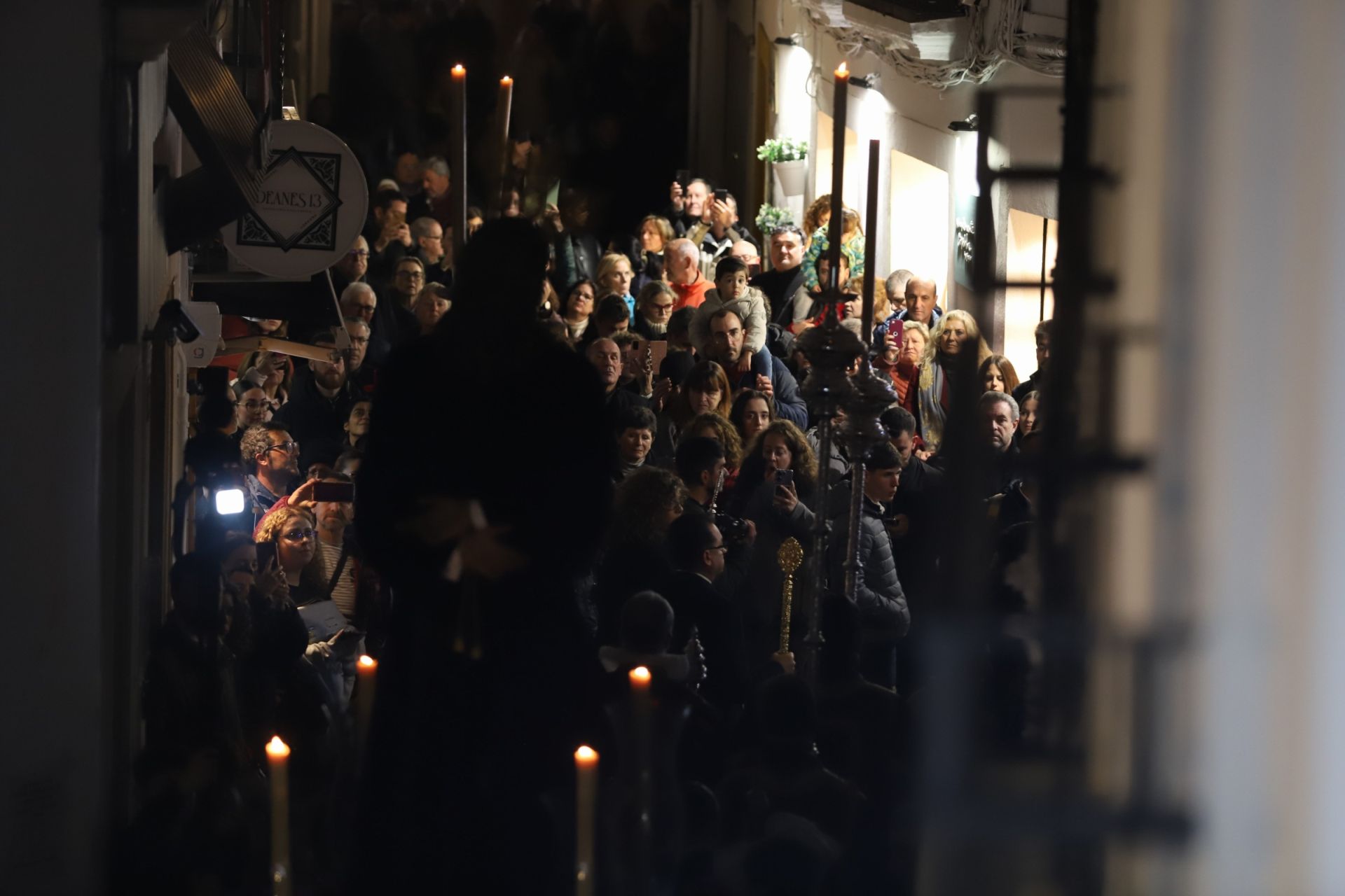 El traslado del Señor del Perdón a la Trinidad por las calles de la Judería de Córdoba, en imágenes
