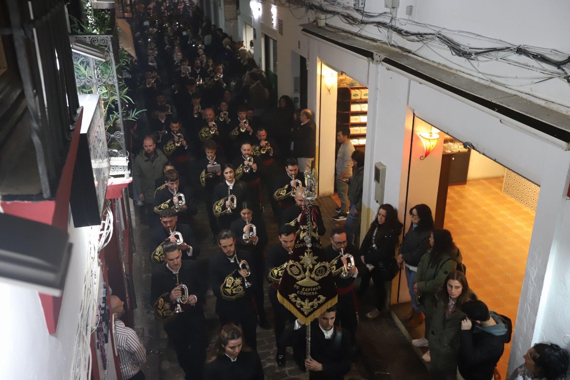 El traslado del Señor del Perdón a la Trinidad por las calles de la Judería de Córdoba, en imágenes