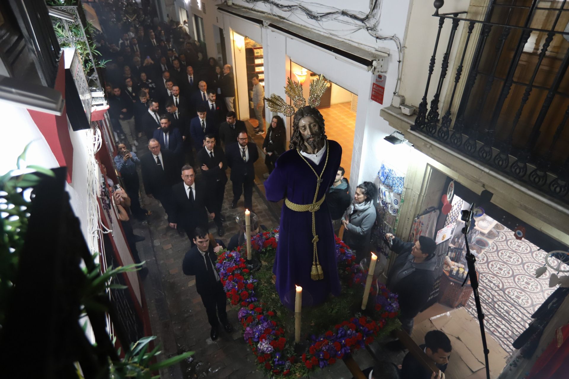 El traslado del Señor del Perdón a la Trinidad por las calles de la Judería de Córdoba, en imágenes