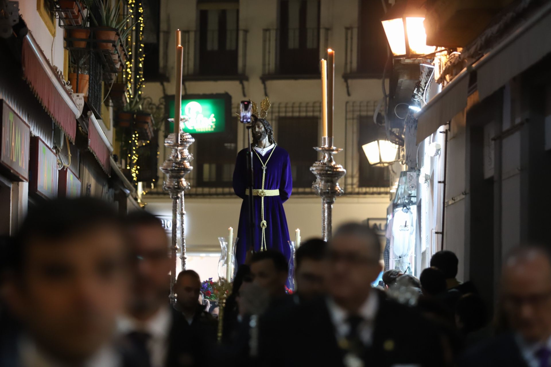 El traslado del Señor del Perdón a la Trinidad por las calles de la Judería de Córdoba, en imágenes