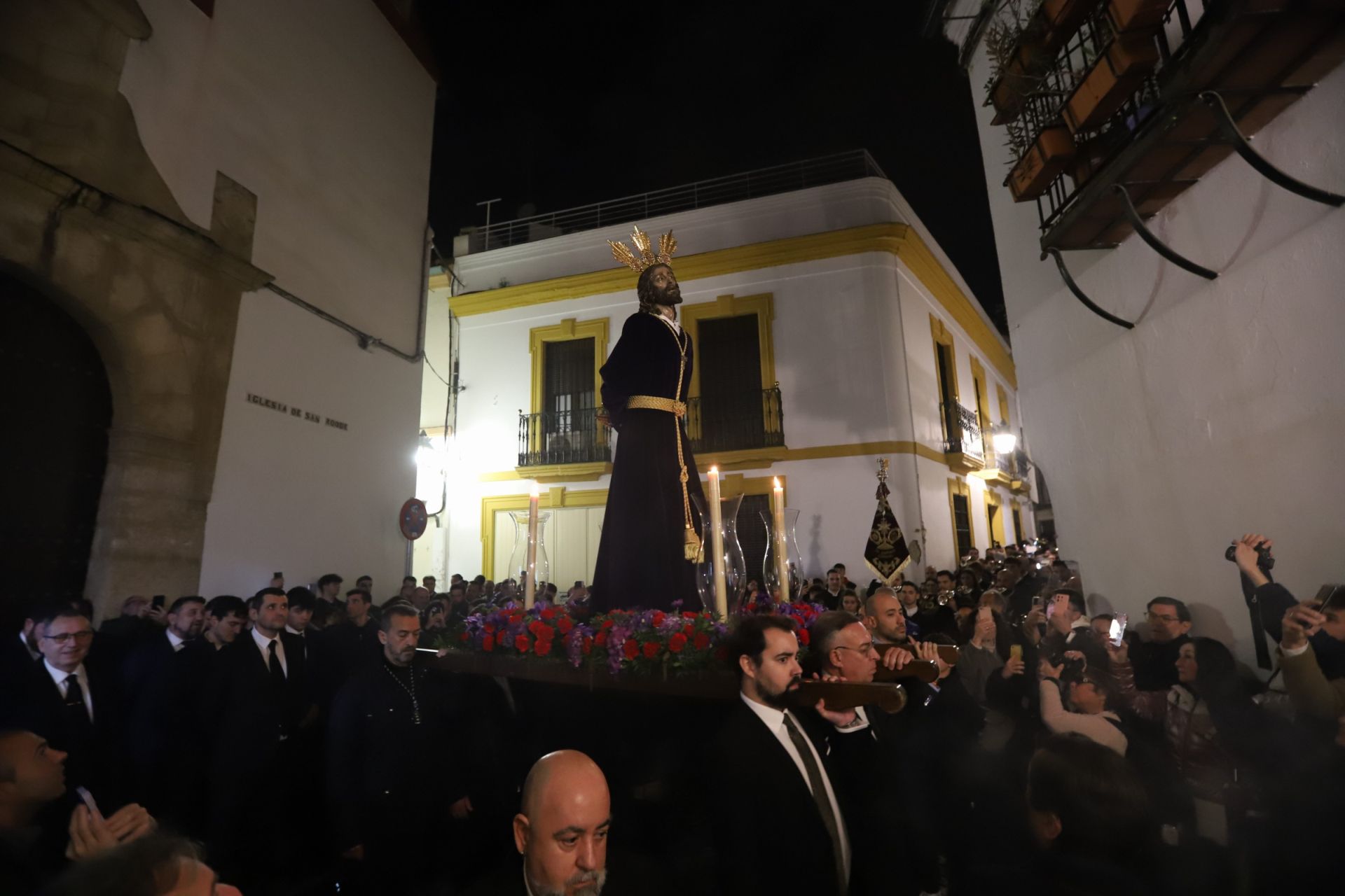 El traslado del Señor del Perdón a la Trinidad por las calles de la Judería de Córdoba, en imágenes