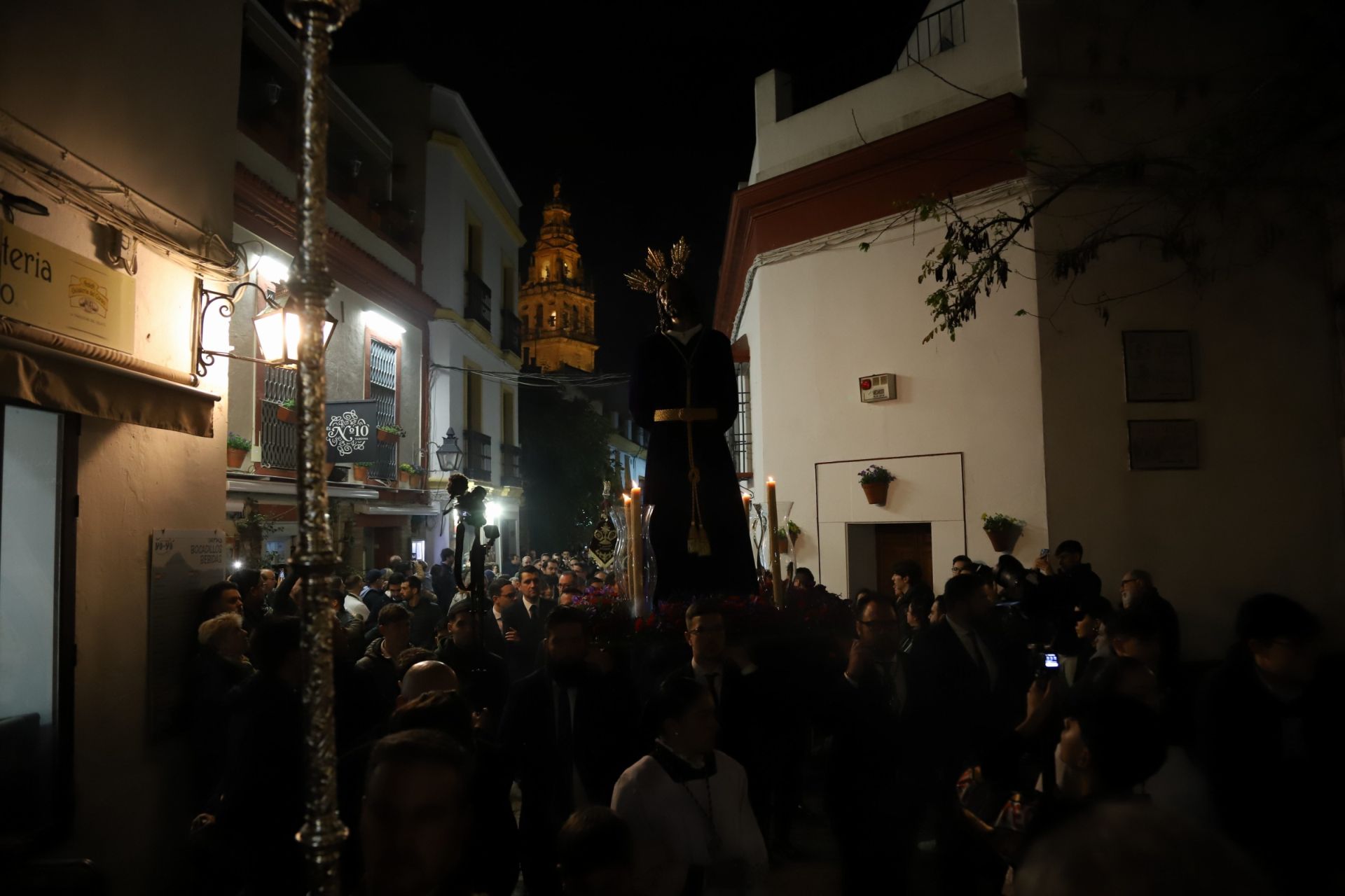 El traslado del Señor del Perdón a la Trinidad por las calles de la Judería de Córdoba, en imágenes
