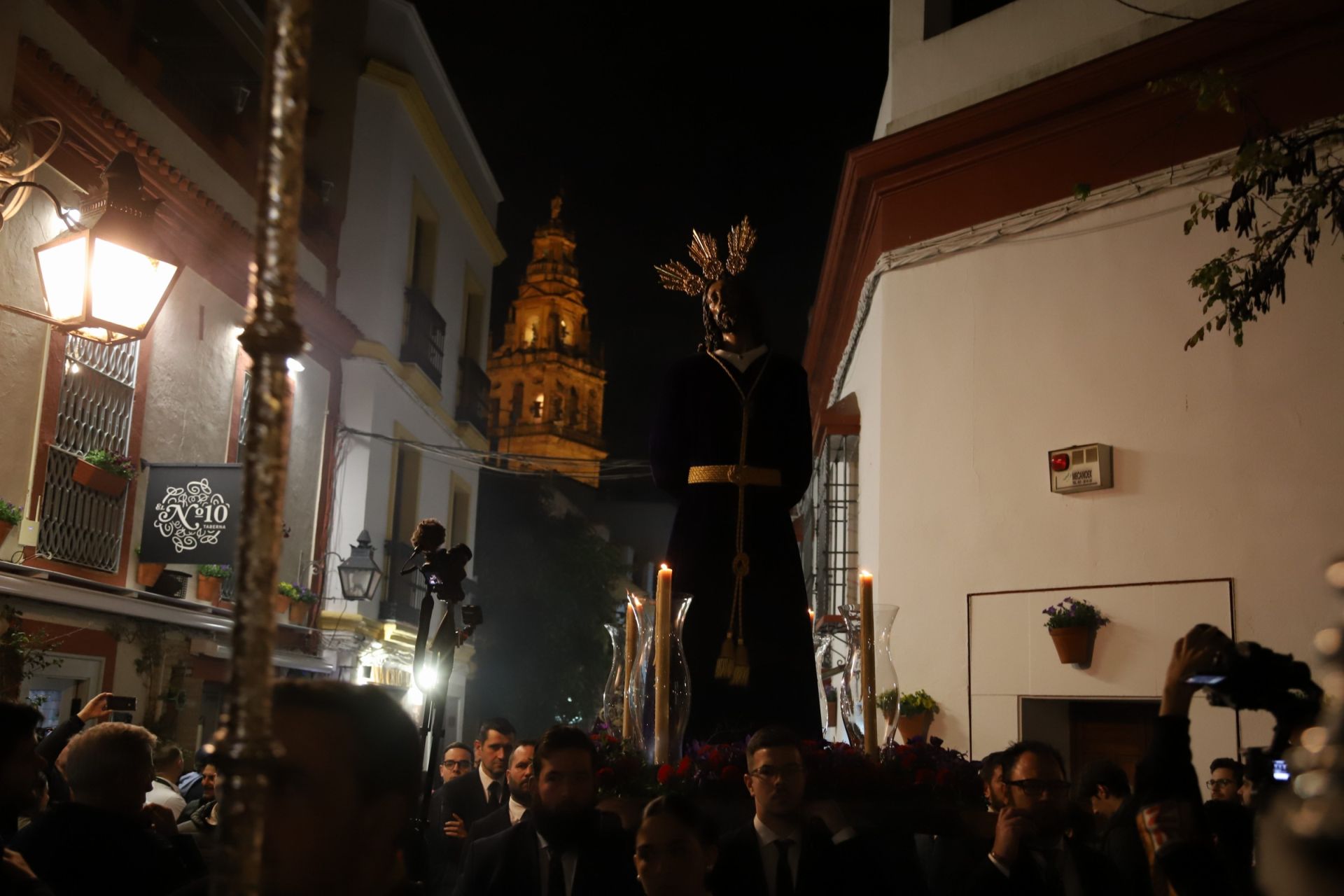 El traslado del Señor del Perdón a la Trinidad por las calles de la Judería de Córdoba, en imágenes
