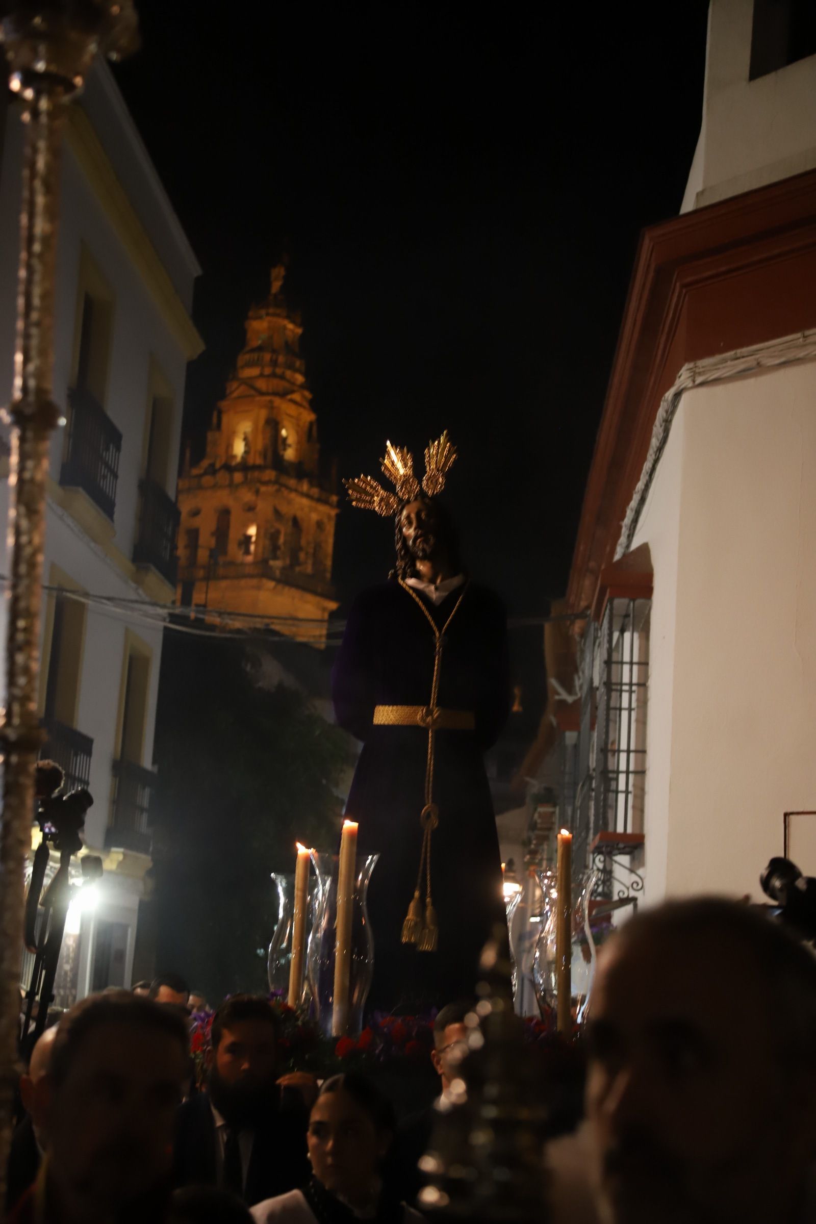 El traslado del Señor del Perdón a la Trinidad por las calles de la Judería de Córdoba, en imágenes