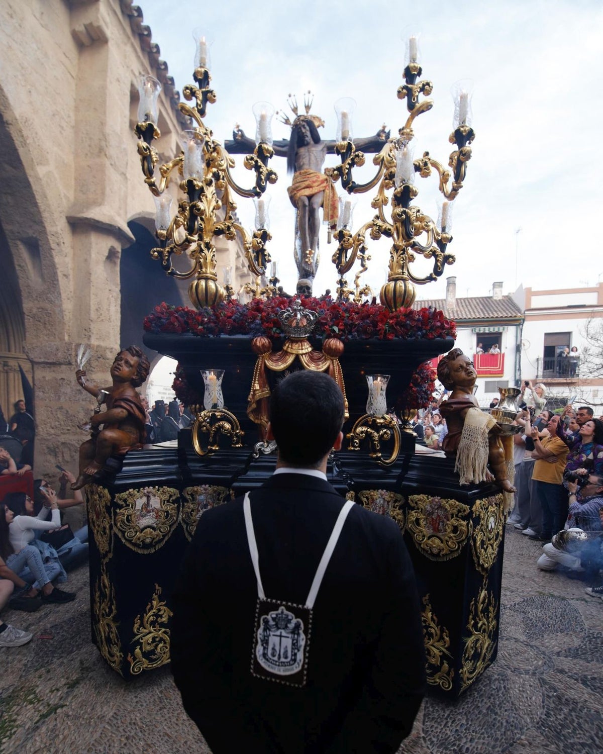 El Cristo del Remedio de Ánimas se alza sobre su paso el Lunes Santo