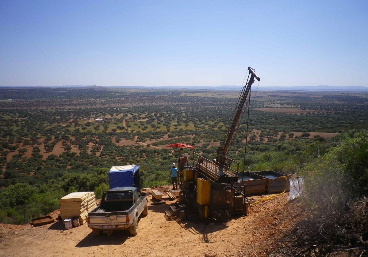 Máquinas trabajando en los terrenos del norte de la provincia para detectar los minerales