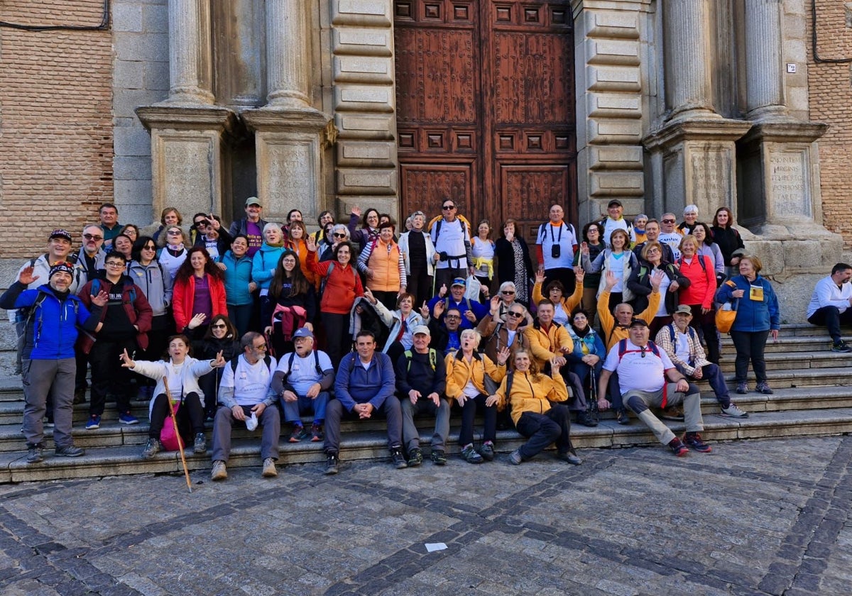 La Asociación de Amigos del Camino de Santiago en Ávila, en las escalinatas del Arzobispado en Toledo