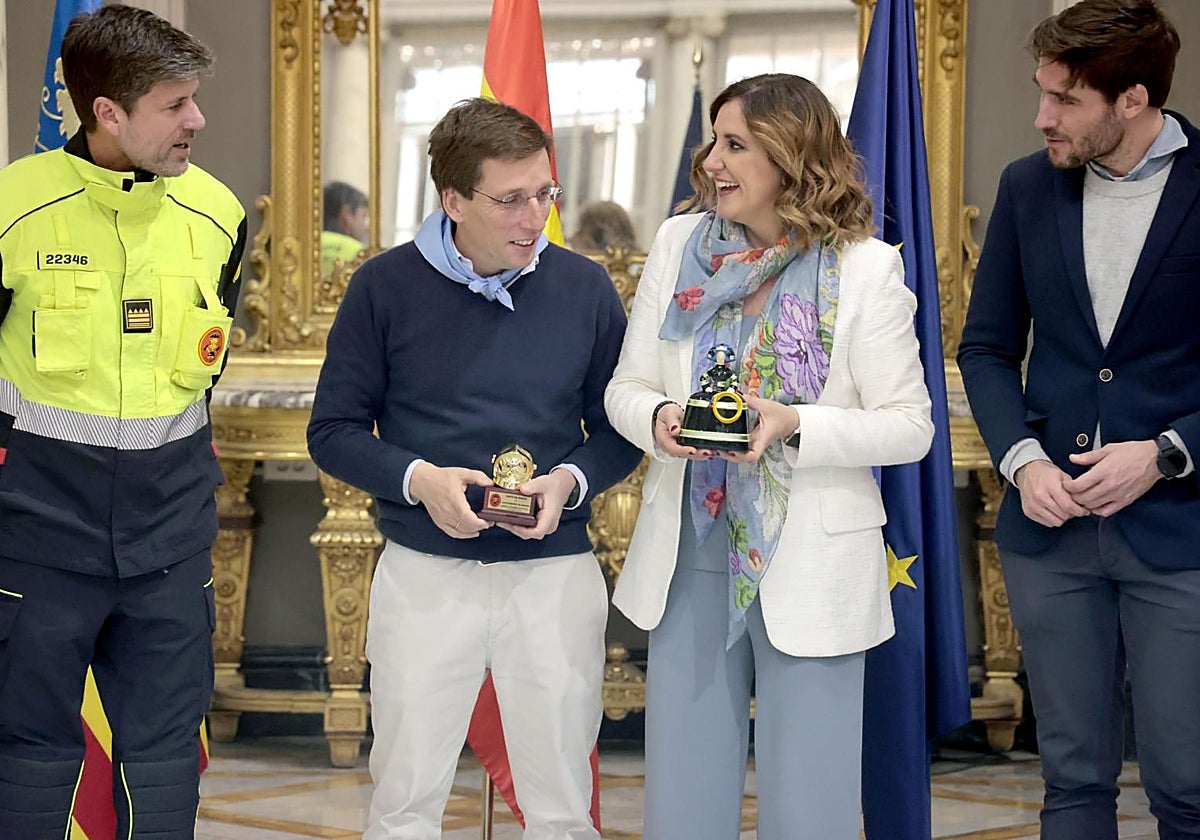 Imagen de la alcaldesa de Valencia, María José Catalá, y el alcalde de Madrid, José Luis Martínez-Almeida, este sábado, en el Salón de Cristal del Ayuntamiento de Valencia