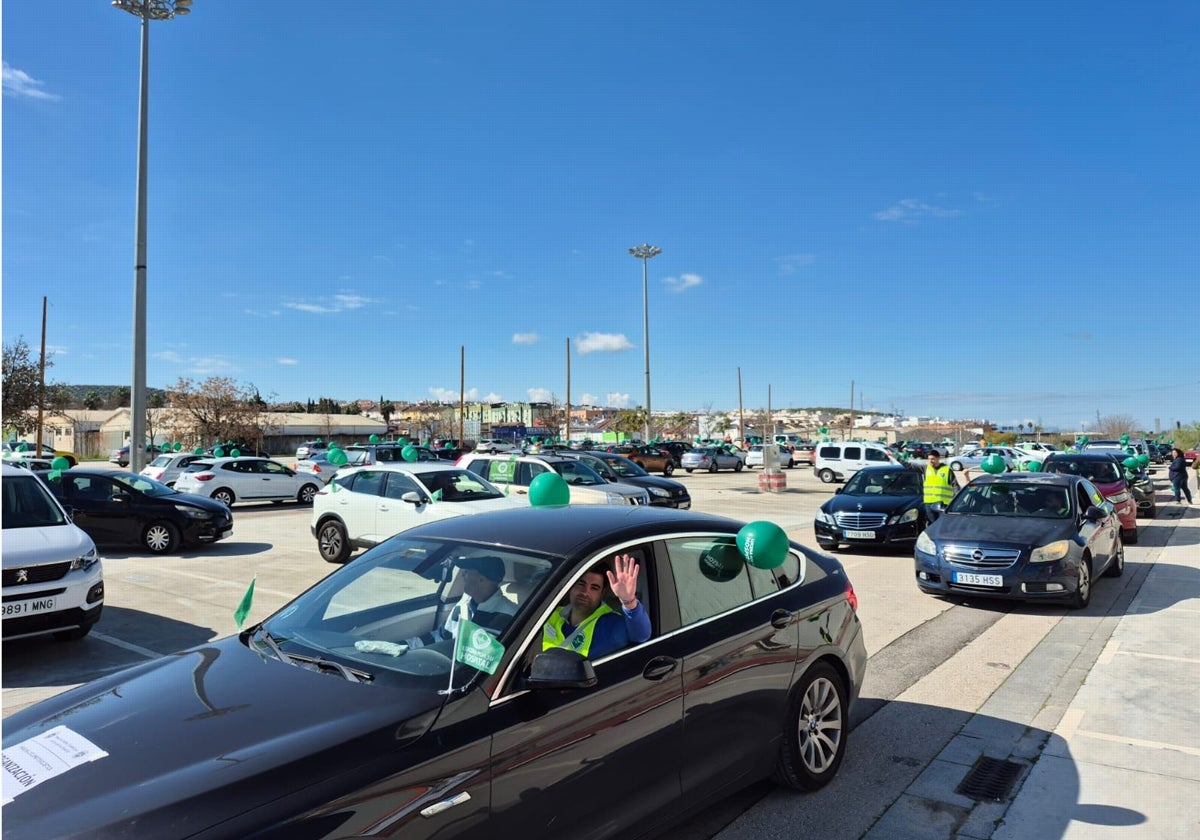 Partida de los coches desde Lucena a Cabra organizada por 'Lucena por su Hospital'