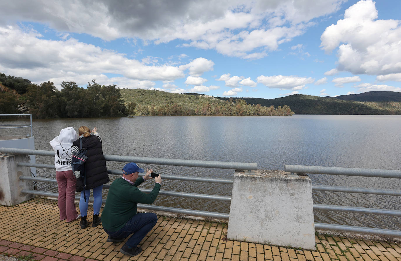 Los embalses de San Rafael de Navallana y Guadalmellato rozan el lleno absoluto, en imágenes