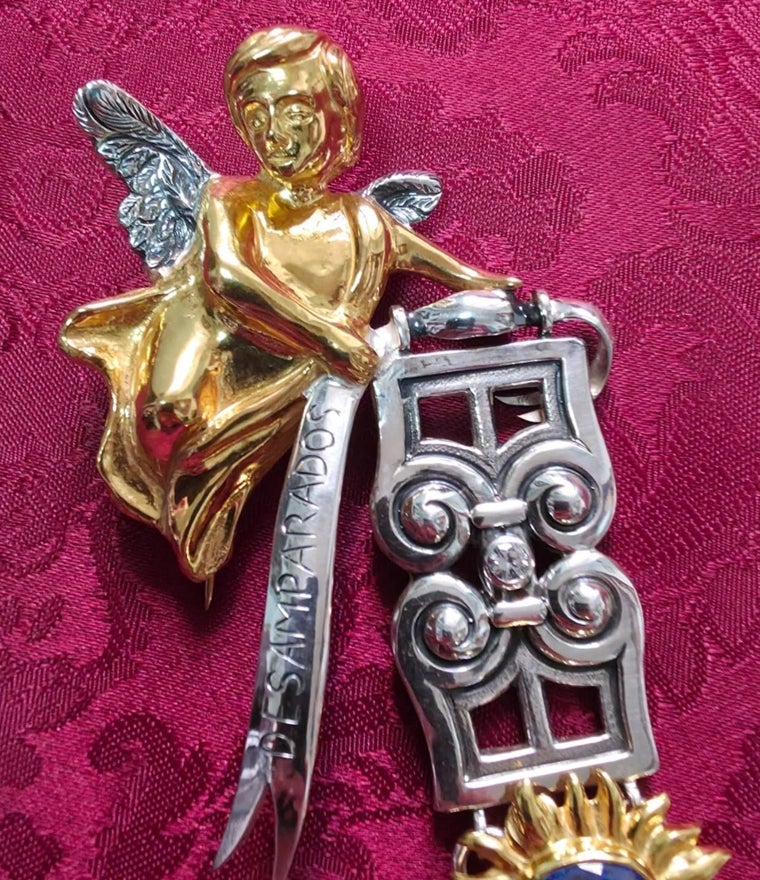 Detalle del ángel que lleva el paño con la palabra Desamparados