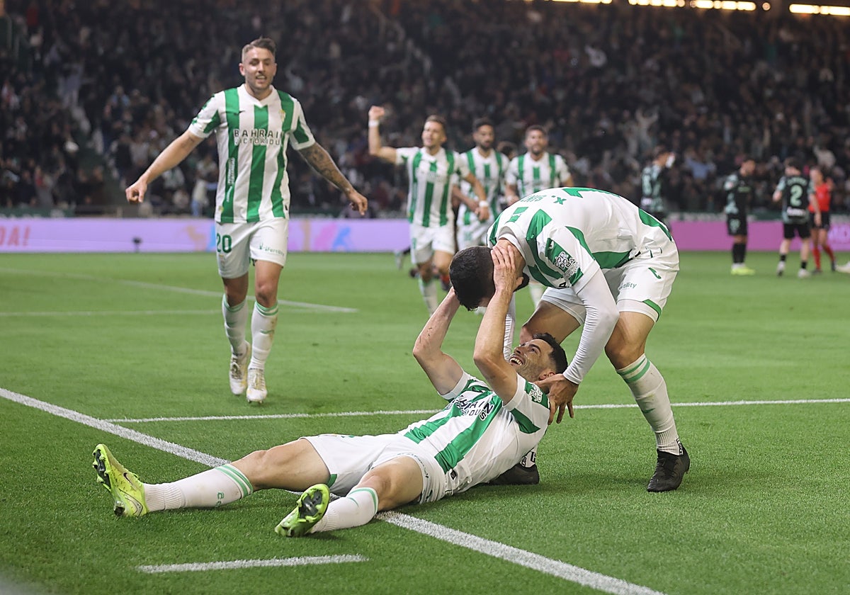 Albarrán celebra con Jacobo el gol ante el Sporting de Gijón