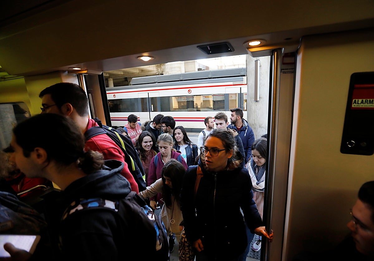 Estudiantes de la Universidad de Córdoba subiendo al tren directo al campus de Rabanales