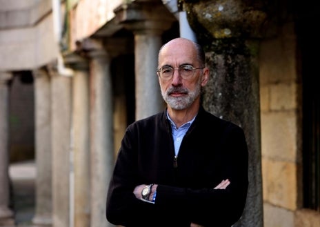 Imagen secundaria 1 - Manuel Vázquez Lima, coordinador de urgencias del Salnés; el entonces conselleiro de Sanidade, Jesús Vázquez Almuiña, y la enfermera Ángeles Maura