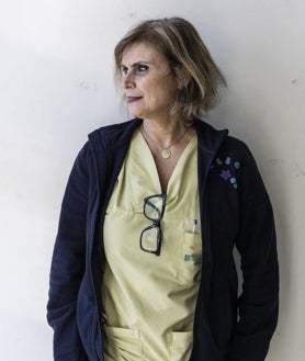 Imagen secundaria 2 - Manuel Vázquez Lima, coordinador de urgencias del Salnés; el entonces conselleiro de Sanidade, Jesús Vázquez Almuiña, y la enfermera Ángeles Maura