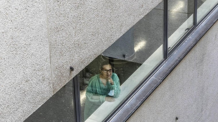 La internista Chus Domínguez, en el Hospital Clínico de Santiago