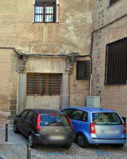 Puerta gótica del antiguo palacio de los Cedillo en la plaza de Santa Isabel. Sobre el dintel, las inscripciones de los vítores que dejaban los doctores de la Universidad de Santa Catalina. Esta fue la entrada de la Comandancia aquí situada entre 1880 y 1915 (Google Maps)