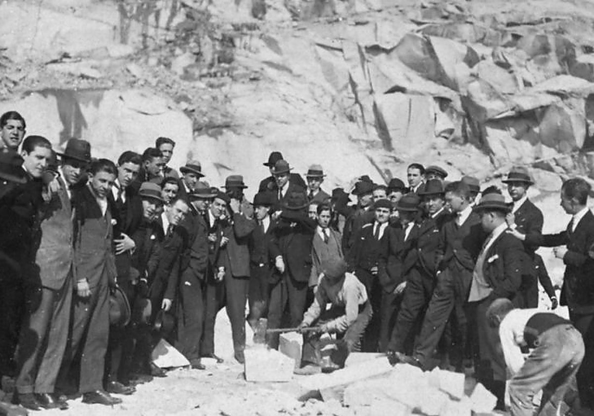 Estudiantes de ingeniería visitan, con sus profesores, las canteras de Zarzalejo, en 1919